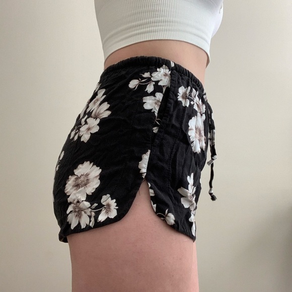 Brandy Melville One Size Fabric Shorts - Picture 2 of 2